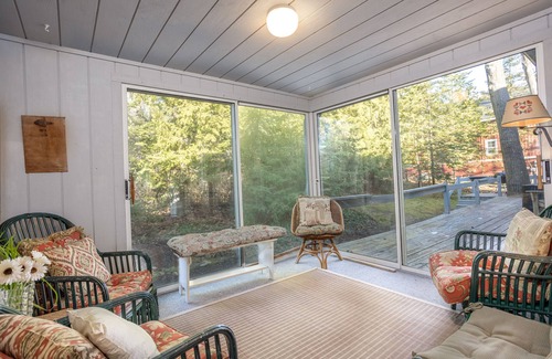 Leland Cottage | A Leland Favorite!Walk to Beach& Town Sleeps 10 OPEN 1st Toast the Season Wines!