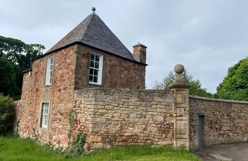 Dunbar Cottage | A-listed South Lodge, Dunbar with hot tub