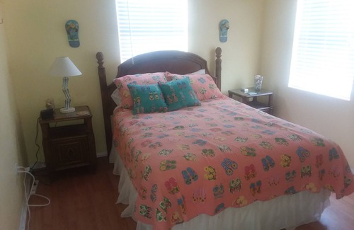 Golden Beach House | A little Paradise! Large Beach House, Walk to Beach, Caged Pool