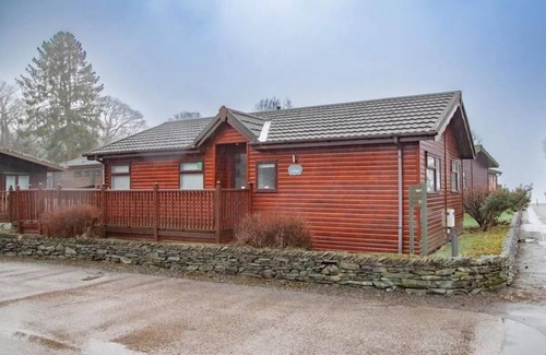 Troutbeck Bridge Ski Chalet | A lodge that sleeps 4 guests in 2 bedrooms