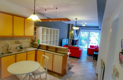 Voula Apartment | A lovely ground floor apartment with a backyard patio