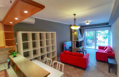 Voula Apartment | A lovely ground floor apartment with a backyard patio