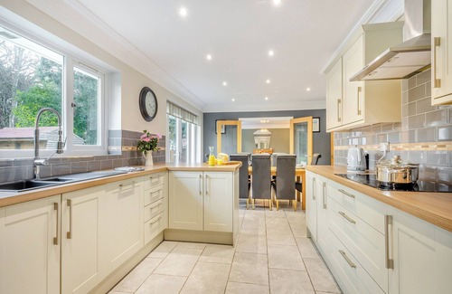 Overstrand Cottage | A lovely high-end property with five bedrooms and four bathrooms.