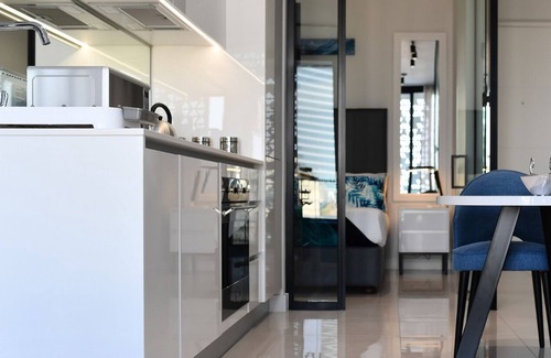 Greater Johannesburg Metropolitan Area Apartment | A luxurious apart-hotel for business or leisure travelers in Waterfall City!