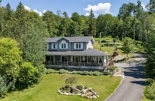 Katrine House | A LUXURY 6 BEDROOM LAKEFRONT COTTAGE Available for RENT!!!!