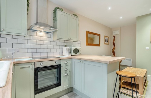 South Cerney Cottage | A luxury one bedroom cottage with bubbling hot tub.