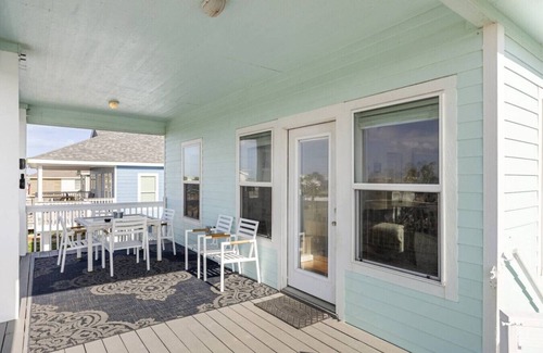Galveston House | A&M's Perch: Near Marina/Park & Golf Cart Included