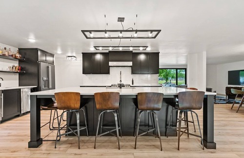 Ashwaubenon House | A+ NFL Draft Location! Steps from public entrance!