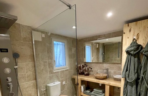 Salon-de-Provence Apartment | A Night in Provence Jacuzzi
