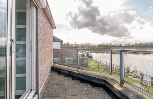Oude-Tonge House | A panorama of water and nature at this comfortable dyke house!
