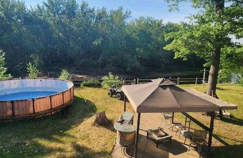 Grandy House | A peaceful River Getaway with a hot tub & fun!