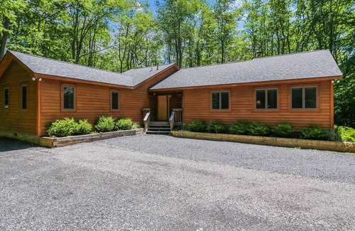 Davis House | A perfect place for multigenerational gatherings surrounded by nature.