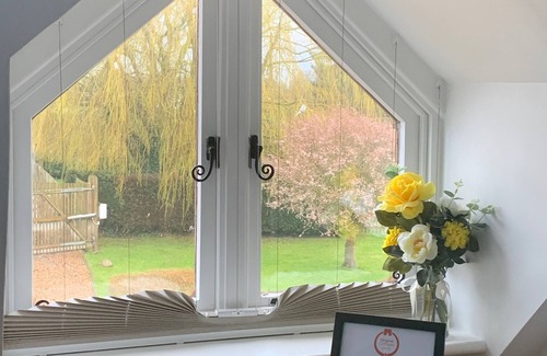 Abbess Roding Cottage | A pretty 4* detached rural holiday cottage in the heart of the Kent countryside