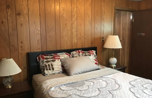 South Bend Apartment | A Quaint, Private 1 Bdrm Apt, 10 mins from ND