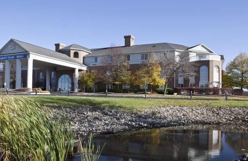 Mishawaka Hotel | A quick drive away from Potawatomi Zoo! Kid-friendly Accommodation! Indoor Pool!