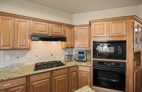 Visalia House | A Relaxing Retreat with Pool and Heated Jacuzzi near Sequoia Parks