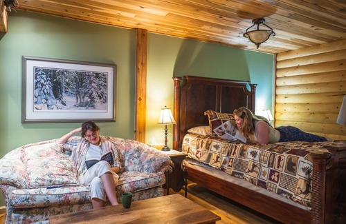 Maple Ridge Resort | A Retreat -Romantic,Private Hot Tub,Riverside,Forest, Private,Quiet, not a hotel