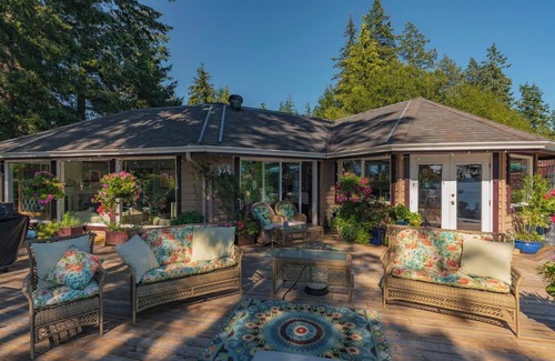 Halfmoon Bay House | A's on the Bay - Family Retreat