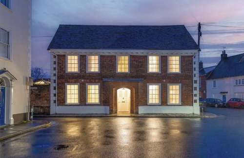 Chichester House | A spacious and grand Georgian house for 8 in central Chichester with parking.