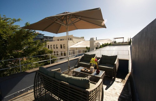 Cape Town City Centre Cottage | A spacious and luxurious two-bedroom house with balcony, courtyard and roof deck