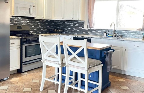 Pueblo Apartment | A Sparkling One-bed APT w/Fast Wi-Fi, TV & Queen Bed, in Nice Neighborhood!