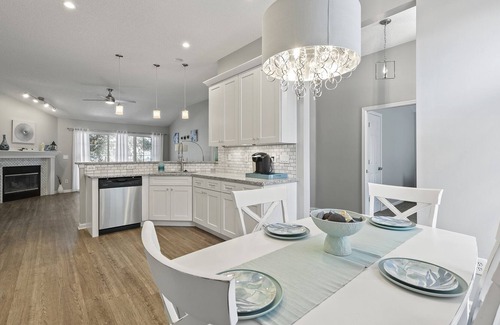 Sandalwood House | A Stone's Throw to Mayo Clinic, UNF, Downtown and Beaches