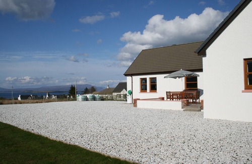 Broadford Cottage | A stunning bungalow (STB 5 star) close to local amenities and pubs.