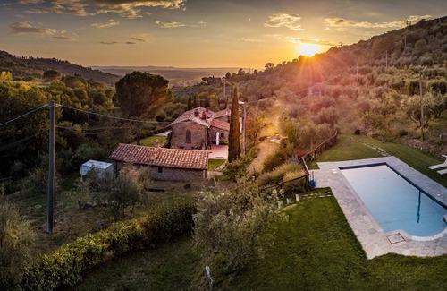 Ferretto Cottage | A stylish Tuscan cottage for four people with stunning views over the valley and Cortona