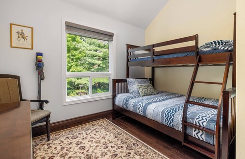 Parham Cottage | A sunny hilltop hideaway by the lake