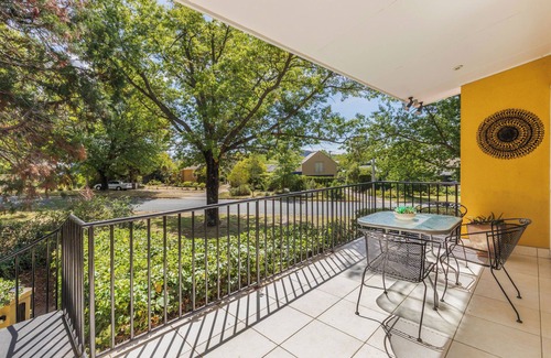 Yarralumla House | A sunny open stylish 3B&2B suite in Yarralumla close to Lake and shopping centre