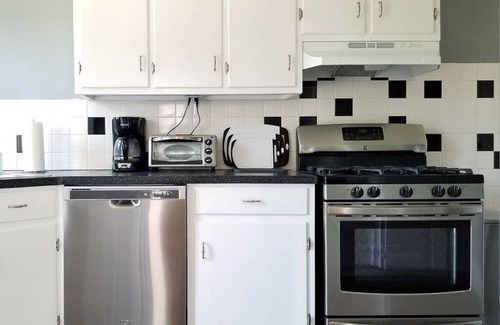 Erie House | ❣ A Sunny & Stylish 4BR near Presque Isle w/WiFi