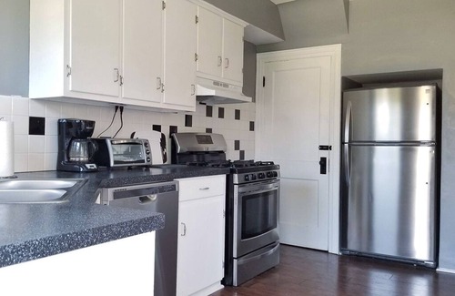Erie House | ❣ A Sunny & Stylish 4BR near Presque Isle w/WiFi