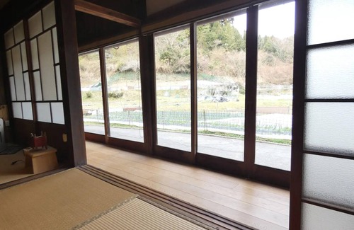 Katsuragi House | A thatchedroof farmhouse nestled in nature at the foot of Mount Koya/Ito-gun Wakayama
