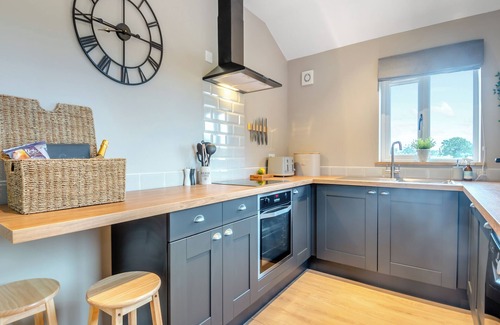 Attleborough Cottage | A tranquil lakeside setting.