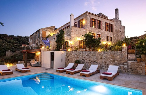 Maroulas Villa | A unique historical manor offers high quality interior and panoramic sea views.
