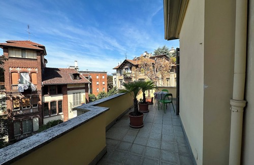 Borgo Crimea House | A villa between wonderful gardens, 5 min walk to the city center