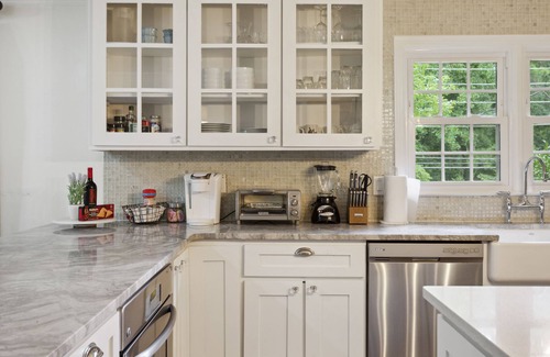 North Buckhead House | "A"Walk to Everything! Top Buckhead Restaurants, Phipps/Lenox Malls,Everything!