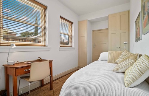 Middle Park Apartment | A1 Art Deco 2 Bedroom Apt. Sleeps 5. Nimmo1