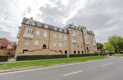 Colchester Apartment | Abbey Field Sycamore Apartment- By Catchpole Stays