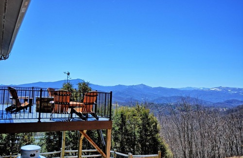 Boone Ski Chalet | Above it All-Open for Bookings! Pool Table, Wi-Fi, AC