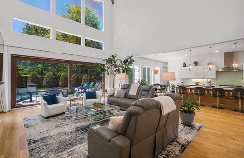 Oak Hill House | Above Nashville Contemporary I Pool&Spa | ModernI Pet FriendlyI Luxe Services
