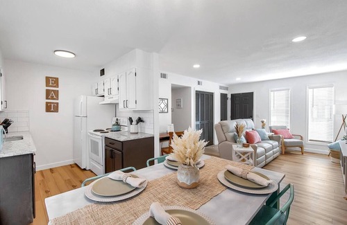 Wichita Apartment | Above Par-Modern Apartment-King