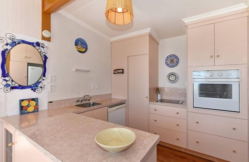 Patons Rock House | Absolute Beachfront. Free Wifi. Stand up Paddlebords