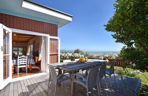 Patons Rock House | Absolute Beachfront. Free Wifi. Stand up Paddlebords