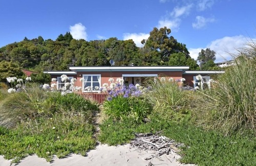 Patons Rock House | Absolute Beachfront. Free Wifi. Stand up Paddlebords