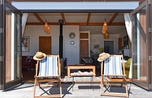 Patons Rock House | Absolute Beachfront. Free Wifi. Stand up Paddlebords