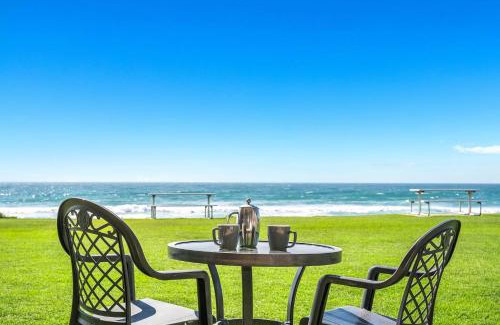 North Creek Apartment | Absolute Beachfront Apartment 8B