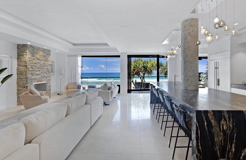 Gold Coast Villa | Absolute Main Beach (Heated Pool)