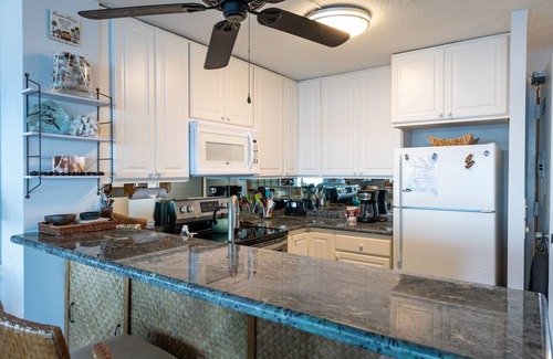 Kailua-Kona Condo | 🌴Absolute oceanfront getaway. Nicely upgraded and well equipped🌴