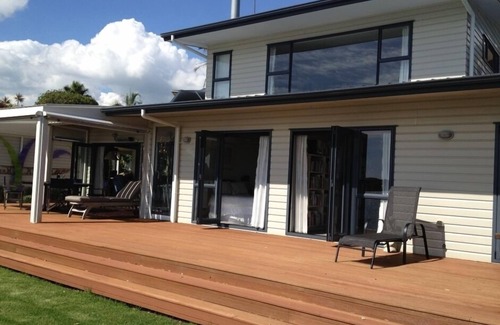 Clarks Beach Apartment | Absolute Waterfront Serenity- with small kitchen - only 1 hour from Auckland